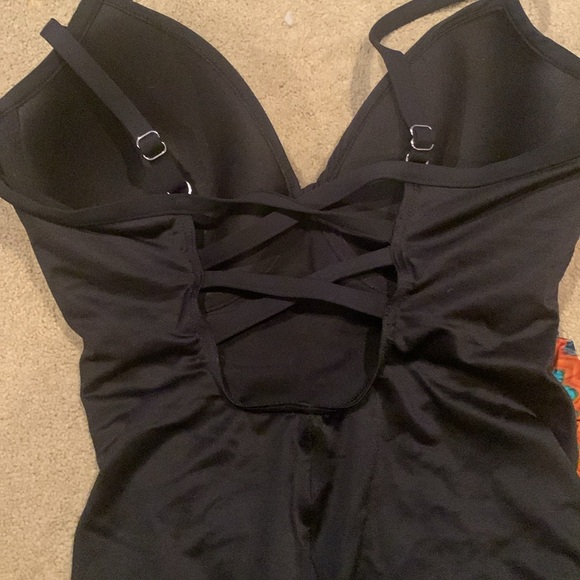 Miracle Suit.  Like new condition  underwire and light fiber fill cups. - Picture 2 of 2
